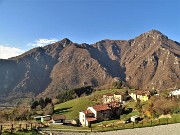 37 Dalla contrada Tessi vista sulla contrada di Sottoripa e verso il Monte Zucco